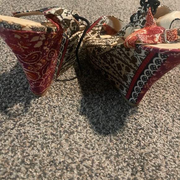 Flower Power Wedge Shoes - Picture 3 of 4
